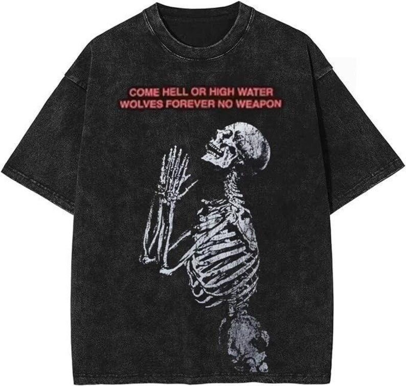 Puede incluir: Camiseta negra con un aspecto desgastado que presenta un gr&aacute;fico de esqueleto blanco y el texto "COME HELL OR HIGH WATER WOLVES FOREVER NO WEAPON" en rojo.