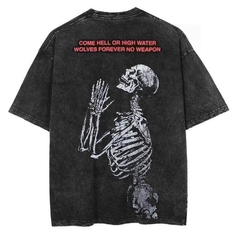 Puede incluir: Camiseta negra con un aspecto desgastado que presenta un gr&aacute;fico de esqueleto blanco y el texto "COME HELL OR HIGH WATER WOLVES FOREVER NO WEAPON" en rojo.