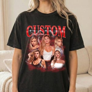 Puede incluir: Una camiseta negra de manga corta con el texto rojo CUSTOM YOUR PHOTO en la parte superior. Debajo del texto hay un collage de cuatro mujeres diferentes sobre un fondo rojo ahumado con efectos de rayos, impreso en la parte delantera.