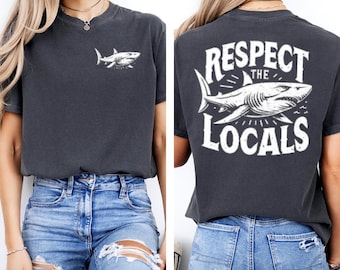 Camiseta con gráfico de tiburón "Respeta a los lugareños": camiseta costera vintage