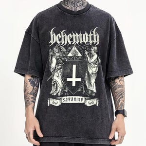 K&ouml;nnte beinhalten: Schwarzes T-Shirt mit einem Vintage-Grafikdruck einer Band namens "Behemoth" und dem Text "The Satanist".