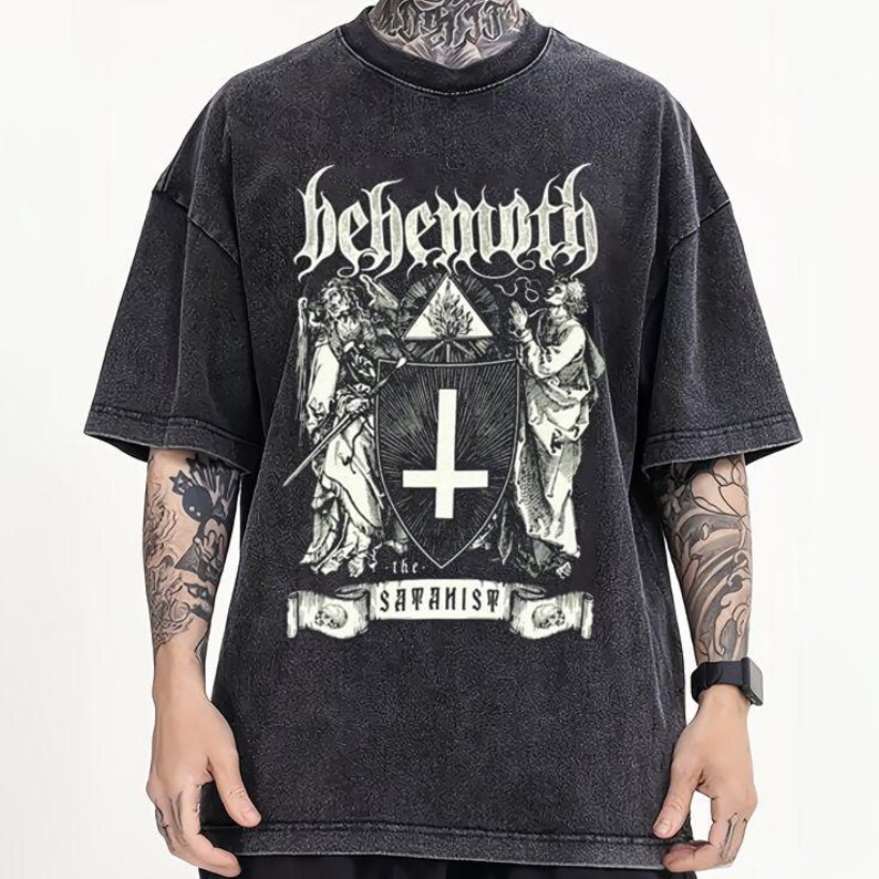 K&ouml;nnte beinhalten: Schwarzes T-Shirt mit einem Vintage-Grafikdruck einer Band namens "Behemoth" und dem Text "The Satanist".