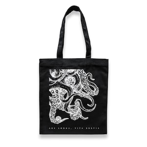 Peut inclure: Sac fourre-tout noir avec une illustration blanche d'une pieuvre et le texte "ARS LONGA. VITA BREVIS."