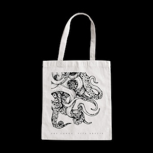 Peut inclure: Un sac fourre-tout blanc avec une illustration d'un poulpe à l'encre noire et le texte "ARS LONGA, VITA BREVIS".