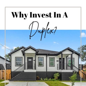 Puede incluir: Una casa dúplex blanca con molduras negras y un techo negro. La casa tiene dos puertas delanteras y dos juegos de escaleras que conducen a las puertas. La casa está rodeada de césped verde y un cielo azul.