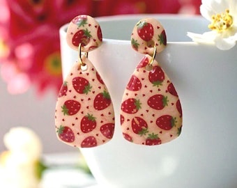 Boucles d'oreilles pendantes fraises : bijoux faits main en résine de fruits, cadeau cottagecore