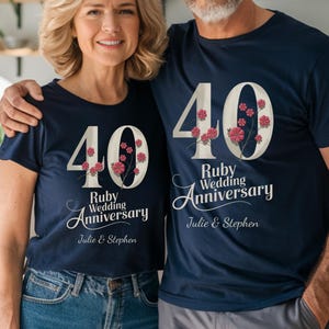 Puede incluir: Una pareja lleva camisetas azul marino a juego con el número 40 y el texto "Ruby Wedding Anniversary" con los nombres "Julie & Stephen" impresos en las camisetas.