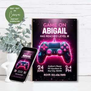 Peut inclure: Une invitation numérique rose et noire avec un graphisme de manette de jeu. Le texte indique "Game On Abigail Has Reached Level 8!" avec la date, l'heure et le lieu de l'événement.