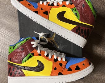 1 de 1 / Air Jordan 1 Mid personalizadas para hombre - "Los Picapiedra"