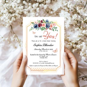 Invito per la festa nuziale con motivo floreale color pesca e cremisi, invito stampabile con farfalla e motivo floreale blu, modello modificabile Invito per la festa nuziale con motivo floreale color pesca / CP100