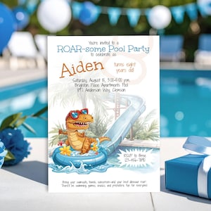 Peut inclure: Une invitation à une fête sur le thème des dinosaures. L'invitation indique "ROAR-some Pool Party" et comprend le nom "Aiden" et les détails de l'événement. Un dinosaure de dessin animé portant des lunettes de soleil flotte sur une bouée bleue près d'un toboggan aquatique.