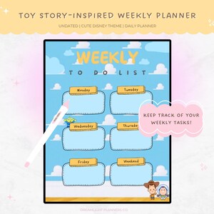 Peut inclure: Un planificateur hebdomadaire inspiré de Toy Story avec un fond de ciel bleu et des illustrations de nuages. Le planificateur comprend des sections pour chaque jour de la semaine, avec le texte "WEEKLY TO DO LIST". Une bulle de texte rose en forme de nuage dit "KEEP TRACK OF YOUR WEEKLY TASKS!"