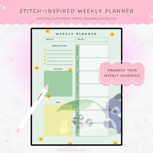 Puede incluir: Un planificador semanal verde y blanco con un personaje de Stitch de Lilo & Stitch de Disney. El planificador tiene secciones para prioridades semanales, recordatorios, notas y tareas diarias. El texto "¡Organiza tu horario semanal!" está en un bocadillo de diálogo blanco.
