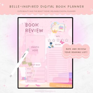 Op de afbeelding: Een digitale boekenplanner in roze en wit, met de tekst "BELLE-INSPIRED DIGITAL BOOK PLANNER". Het heeft secties voor boekrecensies, beoordelingen en een fotogedeelte. Een stylus ligt op de planner.