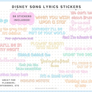 Puede incluir: Una hoja de pegatinas con letras de canciones de Disney, con frases como "Let it go", "Under the Sea" y "Hakuna Matata". Las pegatinas son de varios colores y fuentes, con el texto "¡58 pegatinas incluidas!" en la parte superior.