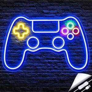 Op de afbeelding: Een blauwe neonlamp in de vorm van een videogamecontroller. De controller heeft een gele plusknop, vier gekleurde ronde knoppen en twee witte ronde knoppen.