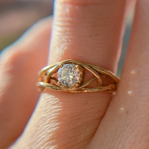 Anillo solitario de diamantes de laurel / Anillo de compromiso inspirado en nudo celta hecho a mano, anillo de diamantes cultivados en laboratorio estilo bohemio, anillo de bodas inspirado en la naturaleza