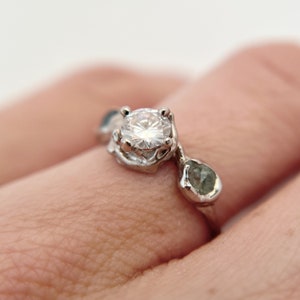 Trio-ring Demi Napels-diamant en ruwe Montana-saffier | Natuurlijke edelsteen trouwring, kleurrijke ring met drie stenen, op de natuur geïnspireerde boho-ring
