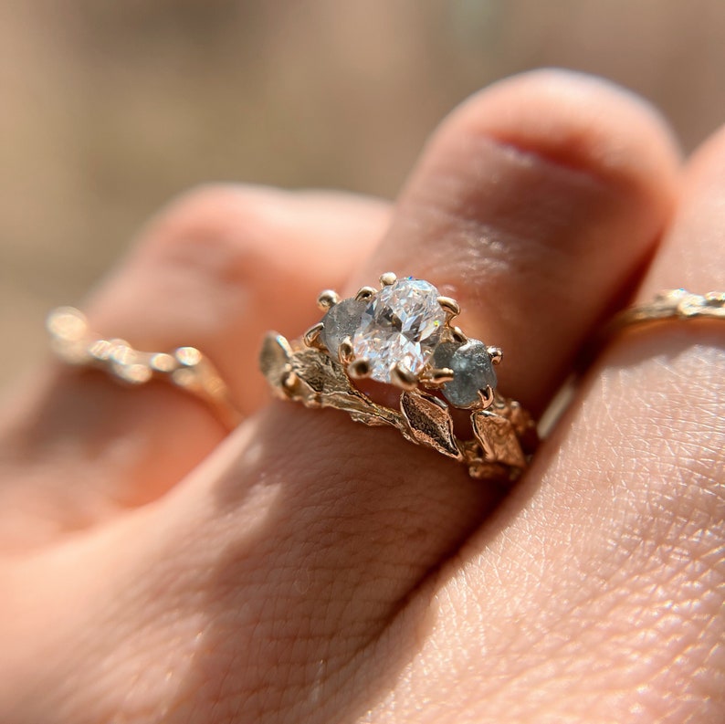 Napels ovale diamant en Montana saffier drie stenen ring Briljante ovale diamanten verlovingsring, handgemaakte natuur geïnspireerde edelsteenring afbeelding 1