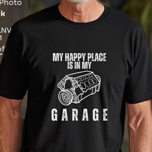私の幸せな場所はガレージです。ベラコットンTシャツ。送料無料。面白い車愛好家ガレージTシャツ。車やトラック愛好家、整備士へのギフト。