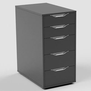 Könnte beinhalten: Ein dunkelgrauer Aktenschrank mit fünf Schubladen und silbernen Griffen.