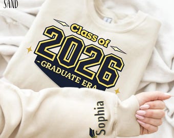 Sudadera o capucha personalizada de la era de graduación 2026, sudadera de cuello redondo de la clase de 2026, sudadera para estudiantes de último año de universidad, regalo de graduación con nombre personalizado en la manga