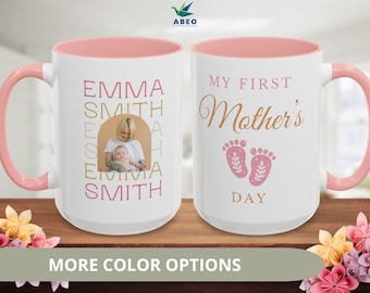 Taza personalizada para el primer día de la madre: regalo personalizado con foto y nombre de bebé para mamás primerizas | Taza de recuerdo con huellas y texto elegante.