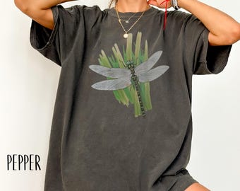 Camiseta de libélula, camiseta botánica única de naturaleza, camiseta gráfica cottagecore, camiseta estética verde, regalo para amantes de la naturaleza para mujeres