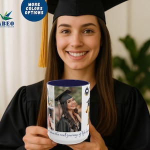 Peut inclure: Une tasse en céramique blanche avec un intérieur bleu marine, présentant un collage de photos de remise de diplômes. La tasse porte le texte "when the real journey of life begins". La tasse est tenue par une personne portant une toge et un chapeau de remise de diplômes.