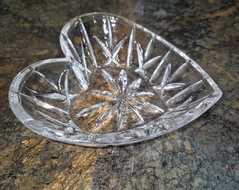 Plato para joyas con forma de corazón de cristal Mikasa: Plato para dulces de cristal con estrellas grabadas
