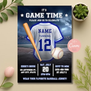 Puede incluir: Invitación con temática de béisbol con un diseño de camiseta. La invitación presenta un bate de béisbol, una pelota de béisbol y una camiseta con el número 12. El texto dice "Game Time" e incluye detalles del evento.