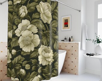 Può includere: Tenda da doccia floreale con grandi fiori di peonia color crema e foglie verdi su sfondo scuro. La tenda è appesa a un bastone curvo color argento, aggiungendo un tocco di eleganza al bagno.