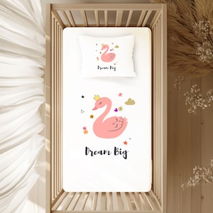Parure de lit pour lit de bébé Dream Big Swan | Satin 100 % coton élégant | Collection enchanteresse pour chambre de bébé | Linge de lit en peluche pour bébé | Cadeau de fête prénatale de rêve