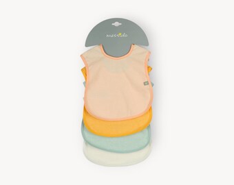 Puede incluir: Conjunto de cuatro baberos para bebé en diferentes colores: melocotón, amarillo, azul claro y blanco. Los baberos están hechos de un material suave y absorbente y tienen un cierre de velcro. Los baberos están apilados uno encima del otro y tienen una etiqueta que dice "messido".