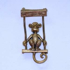 Vintage Danecraft Swinging Monkey Brooch Pin (B-2-5)