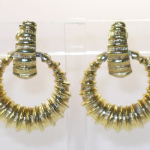 Vintage Gold Tone Ribbed Door Knocker Clip Earrings  (E-1-2)