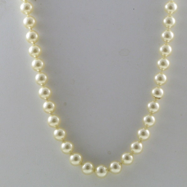 Trifari Vintage Glass Faux Pearl Necklace (N-2-4)