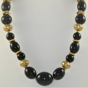 Trifari Chunky Black and Gold Tone Vintage Necklace (N-3-2)