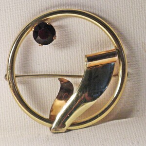 Vintage Kreisler Art Deco Abstract Gold Plated Faux Garnet Crystal Full Moon Circle Brooch Pin (B-1-1)