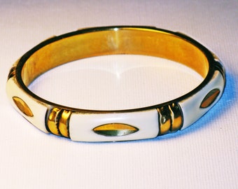 Vintage White Thermoset Brass Bangle Bracelet (BR-2-2)