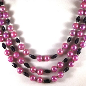 Vintage halsband med tre strängar i rosa glaspärlor (N-1-5)