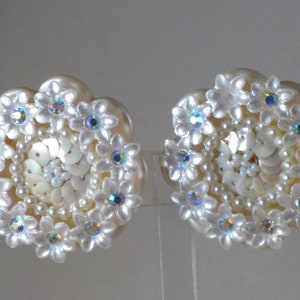 Vintage White Resin and Rhinestone Floral Clip Earrings (E-2-4)