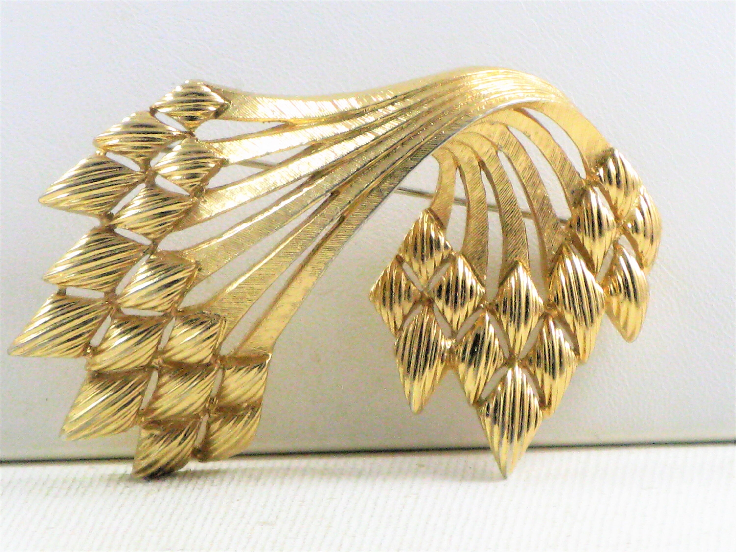 Vintage Collectible Monet Gold Tone Swag Brooch Pin (B-4-6