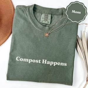 Kompost Happens T-shirt, rolig trädgårdsmästaregåva, miljövänlig t-shirt, hållbara kläder, Jordens dag-tröja herr dam
