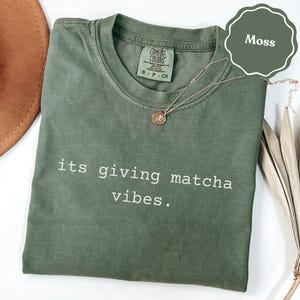 Camiseta con estampado de matcha Comfort Colors® / Camiseta con buen rollo / Camiseta con estética matcha / Regalo para un ambiente relajado / Regalo divertido para ella