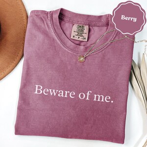 Beware of me comfort colors® シャツ | 彼女への面白いギフトTシャツ | ユーモアグラフィックシャツ | 斬新なギフトシャツTシャツ | 彼女への面白いギフト | カジュアルTシャツ