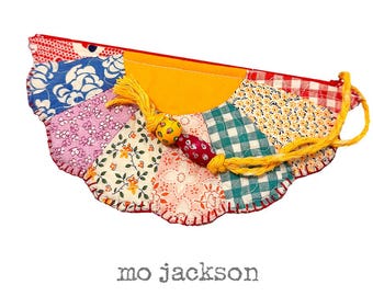 Vintage Quilt Block Wristlet, Dresden Plate Patchwork Clutch, Handmade Feed Sack Fabric Zipper Pouch, One of a Kind Gift