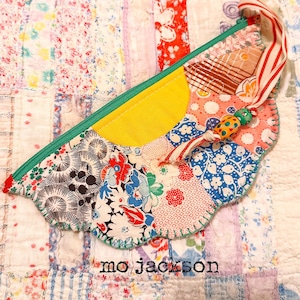 Dresden Plate Zipper Pouch, Vintage Quilt Block Wristlet, Handmade Patchwork Bag, Feed Sack Fabric Clutch, Small Cosmetic Bag, One of a Kind