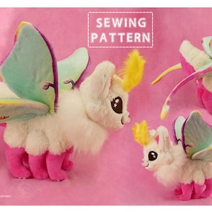 Può includere: Modello di cucito per un giocattolo di peluche con corpo bianco, gambe rosa e ali iridescenti. Le ali hanno la forma di una falena e hanno uno schema di colori verde, blu e viola. Il modello si chiama "Modello di cucito".