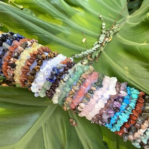 Pulsera de chips de cristal natural: joyería hecha a mano con piedras preciosas para curación energética, regalo bohemio ajustable para mujeres y hombres